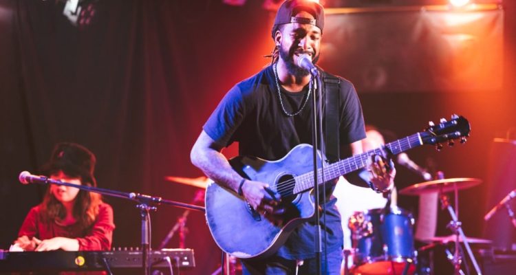 guitarist-and-band-performing